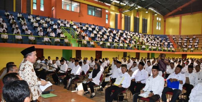 Wakil Bupati Pasuruan, KH Mujib Imron memberikan pengarahan saat ujian tulis di GOR Sasana Krida Anoraga, Bangil. (Foto: Dok Humas)