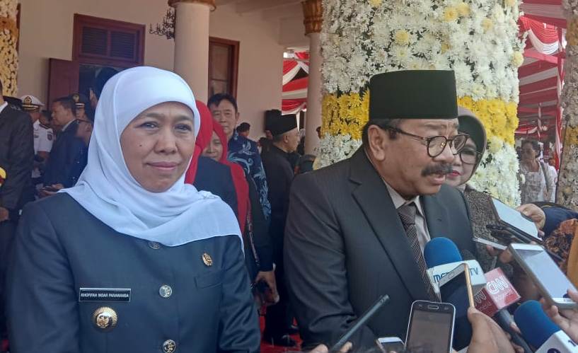 Gubernur Jatim Khofifah Indar Parawansa bersama Soekarwo memberi keterangan kepada media usai upacara HUT Jatim ke-74. (Foto: Faiq/ngopibareng.id)