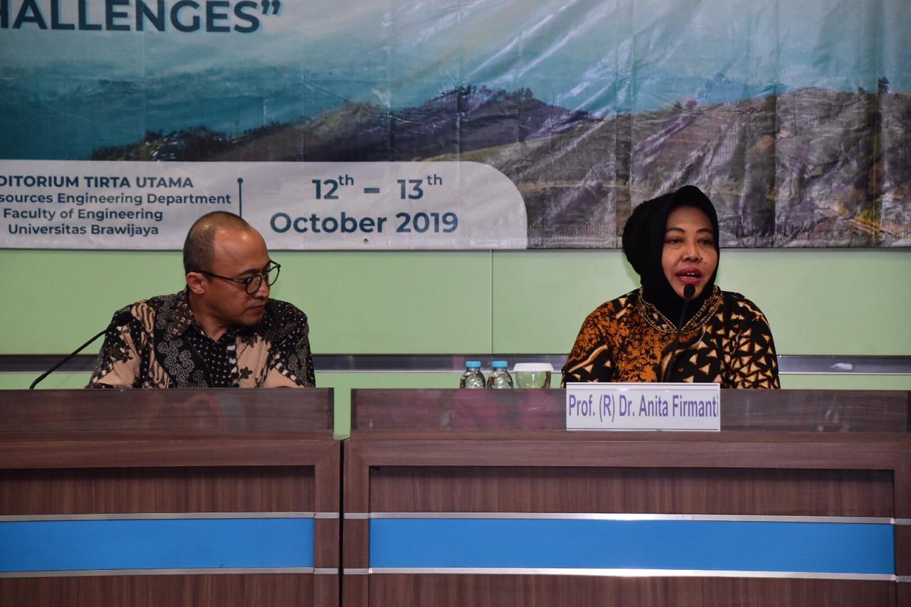 Anita Firmanti saat menjadi keynote speaker dalam acara The 3rd International Conference of Water Resources Development and Enviromental Protection (ICWRDEP), Sabtu 12 Oktober 2019 di Universitas Brawijaya. (Foto: Alief/ngopibareng.id)