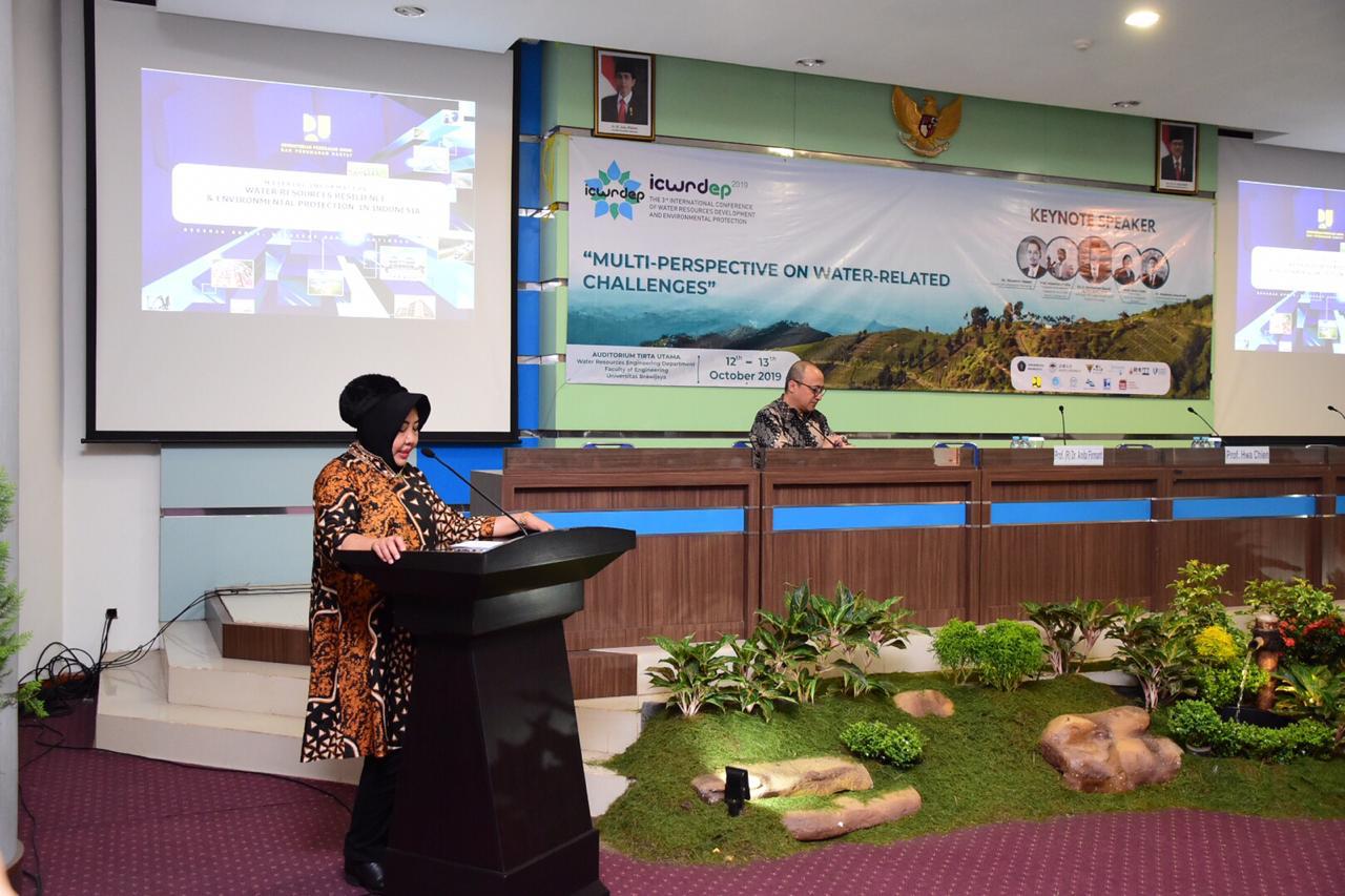 Sekretaris Jenderal Kementerian Pekerjaan Umum dan Perumahan Rakyat, Anita Firmanti saat  memberikan sambutan dalam acara The 3rd International Conference of Water Resources Development and Enviromental Protection (ICWRDEP), Sabtu 12 Oktober 2019 di Universitas Brawijaya. (Foto: Alief/ngopibareng/.id)