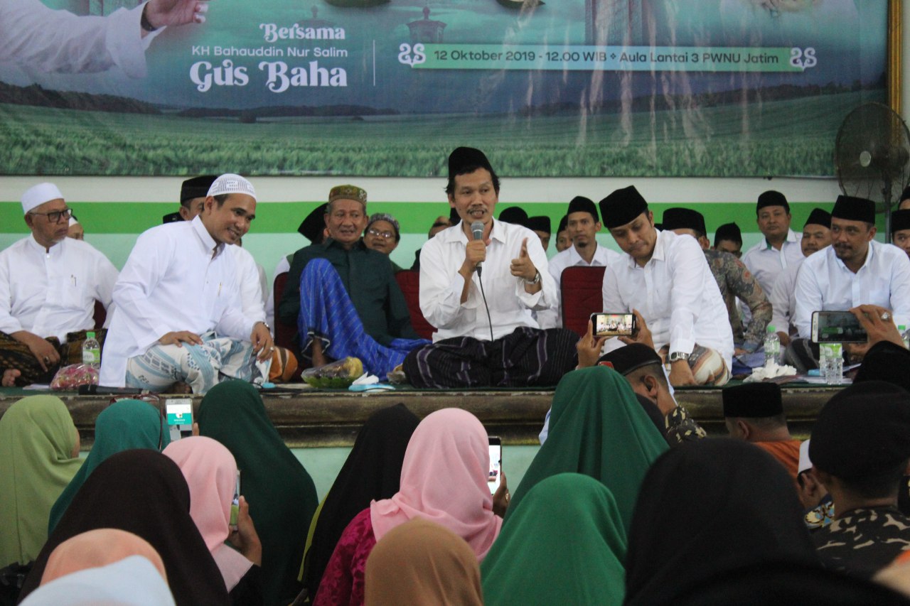 KH Bahauddin Nur Salim alias Gus Baha, dalam acara Ngaji Mahasantri Milenial di PWNU Jatim. (Foto: riadi/ngopibareng.id)