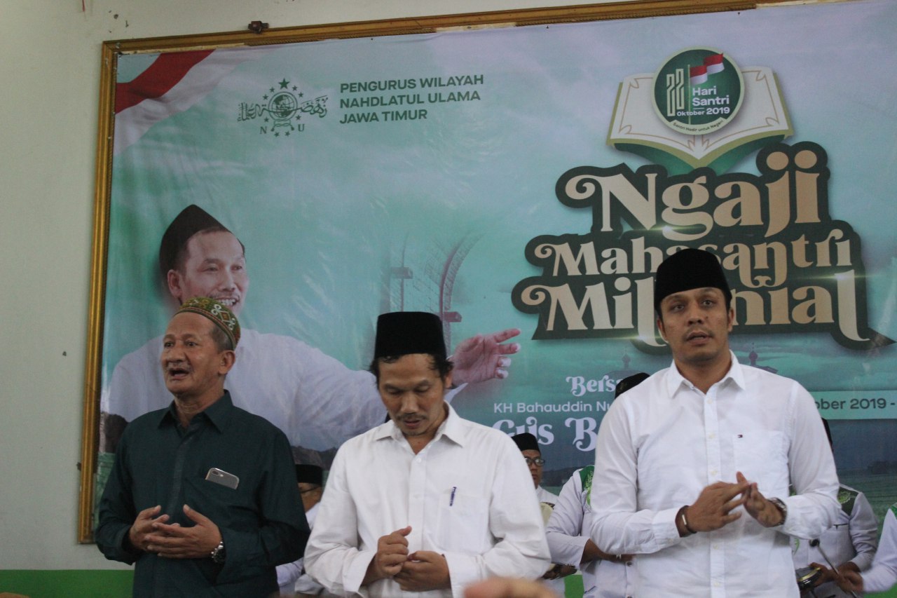 Gus Ali bersama Gus Baha dan Gus Kautsar di Ngaji Mahasantri Milenial di PWNU Jawa Timur. (Foto: riadi/ngopibareng.id)