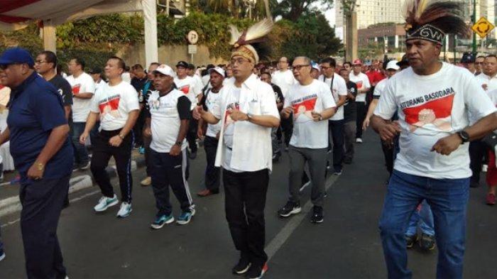  Menteri Perhubungan, Budi Karya Sumadi saat bersenam dalam acara Solidaritas Masyarakat Papua Kitorang Basodara di Car Free Day, Bundaran Hotel Indonesia, Jalan Thamrin, Jakarta Pusat tepatnya sebelah barat Hotel Mandarin Oriental, Minggu 13 Oktober 2019. (Foto: Tribunnews)