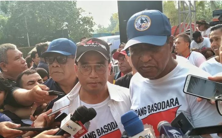  Menteri Perhubungan Budi Karya Sumadi (kiri) bersama Wakil Gubernur Papua Barat Mohamad Lakatoni (kanan) dalam acara Kitorang Basodara Jakarta, Minggu 13 Oktober 2019. Aksi tersebut merupakan aksi solidaritas untuk korban kerusuhan di Wamena. (Foto: Antara/Aditya Ramadhan)