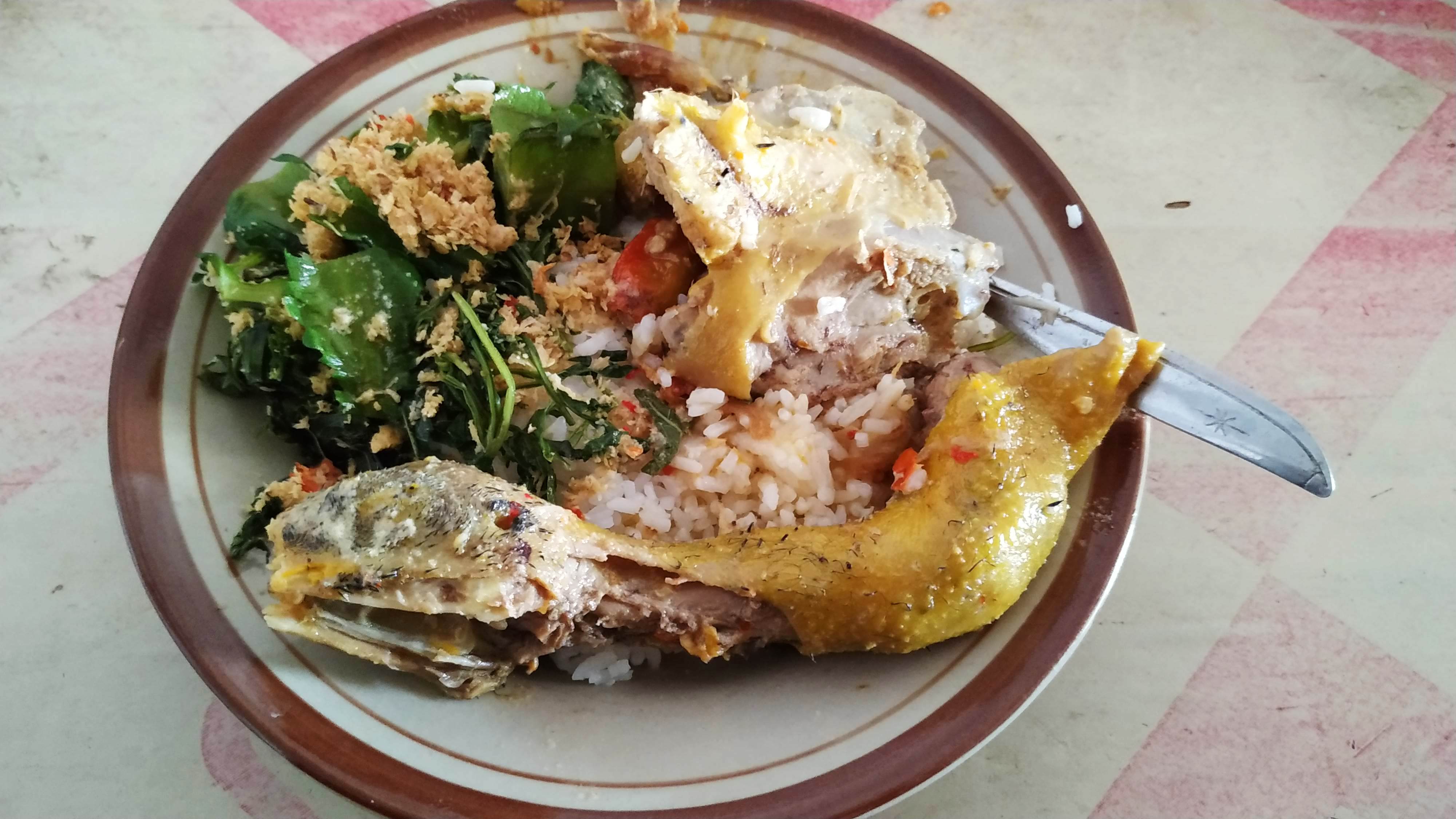 Ayam lodho kombinasi urap-urap dan trancam khas Lereng Gunung Kelud. (Foto: Fendi/ngopibareng.id)