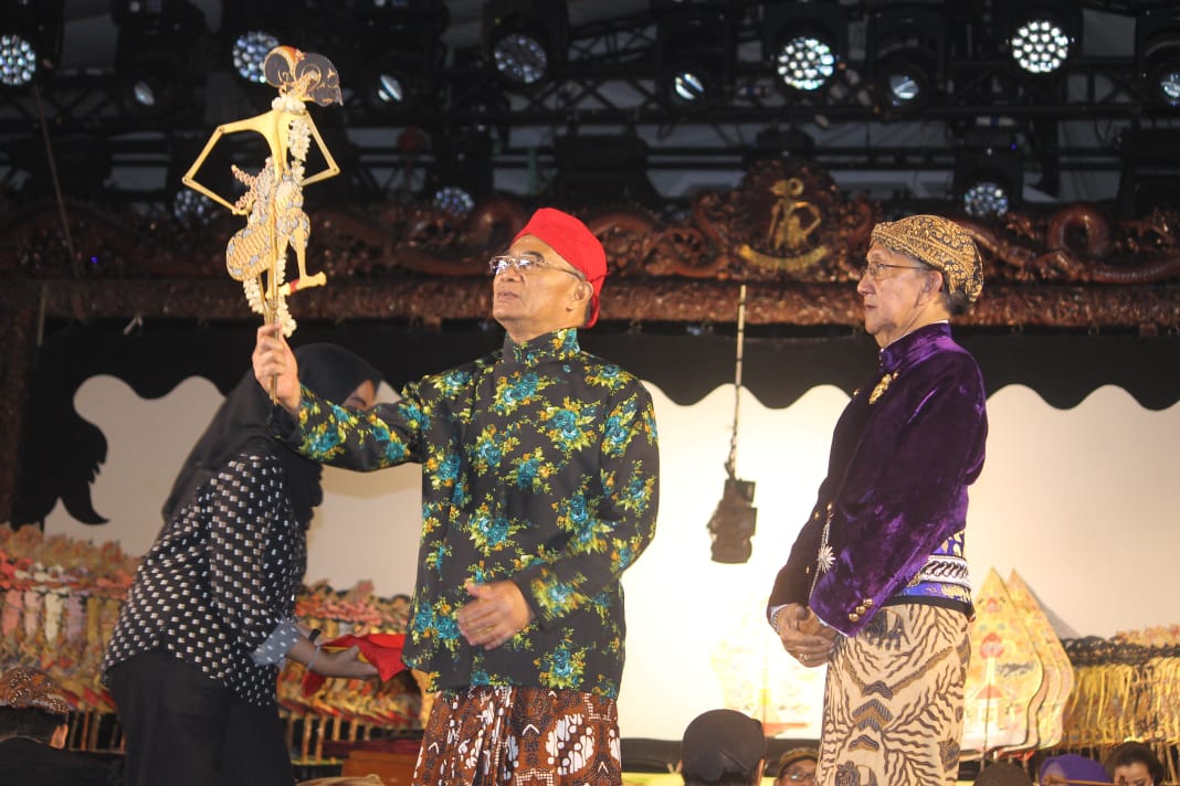 Mendikbud menyerahkan wayang kepada dalang Ki Mantep Sudarsono dalam penutupan PKN 2019 di Kemendikbud. (Foto: Asmanu/ngopibareng.id)