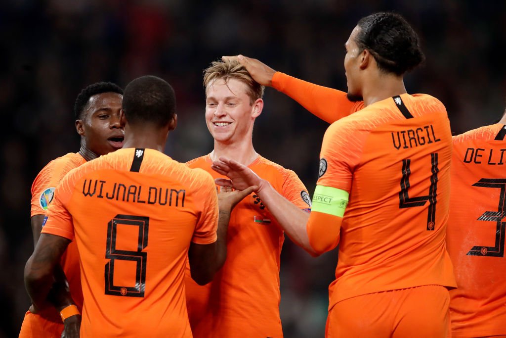 Frankie de Jong merayakan golnya bersama rekan setimnya ketika Belanda menggasak Belarusia 2-1. (Foto: Twitter/@UEFAEURO)