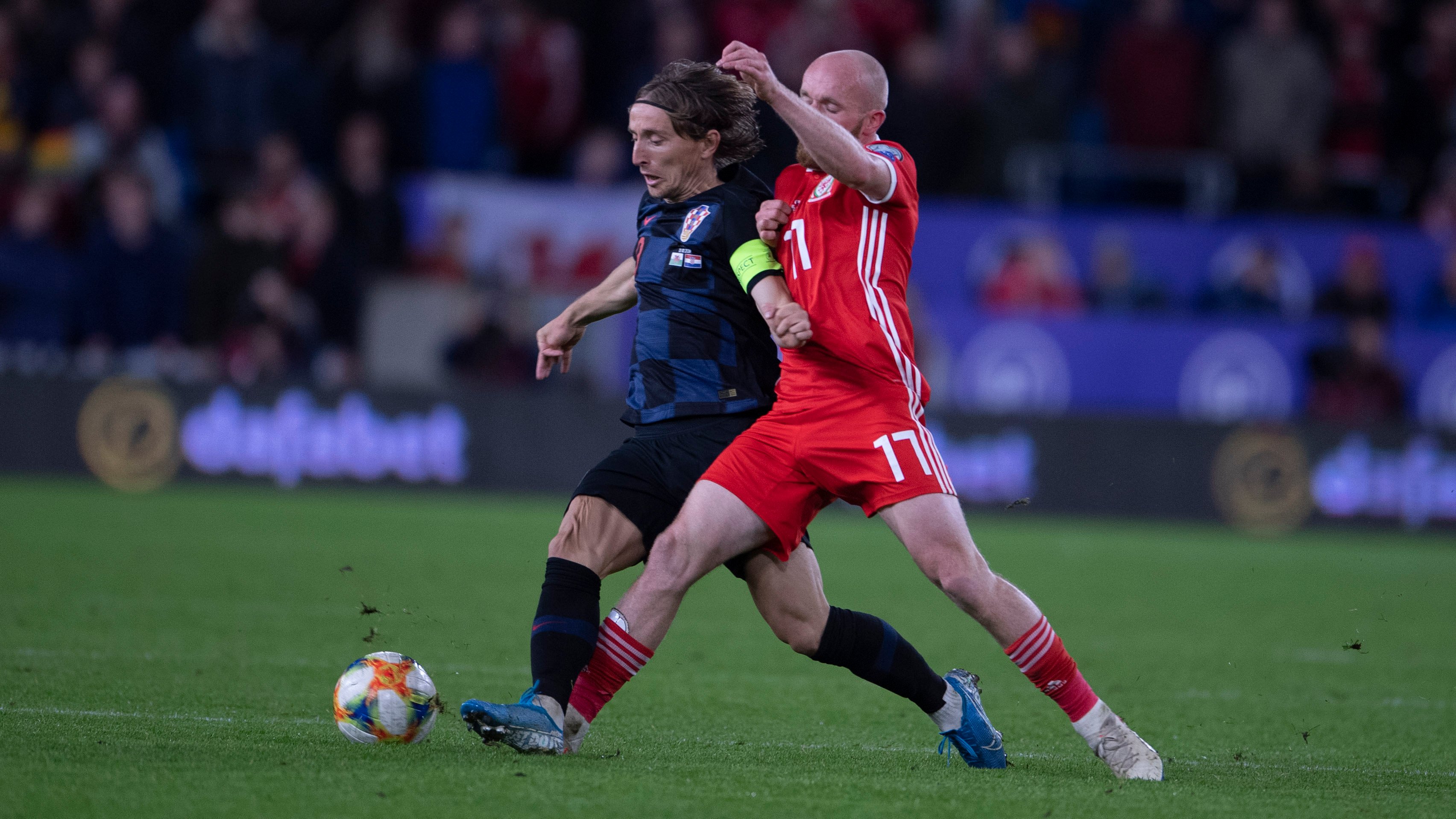 Kapten Kroasia, Luka Modric, berduel dengan Jonny Williams (Wales). (Foto: Twitter/@HNS_CFF)