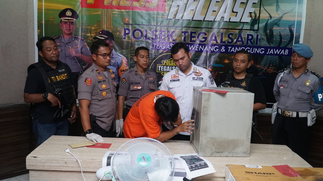 Pelaku Irfan mempraktekkan cara membobol brankas di Mapolsek Tegalsari Surabaya. (Foto: Faiq/ngopibareng.id)