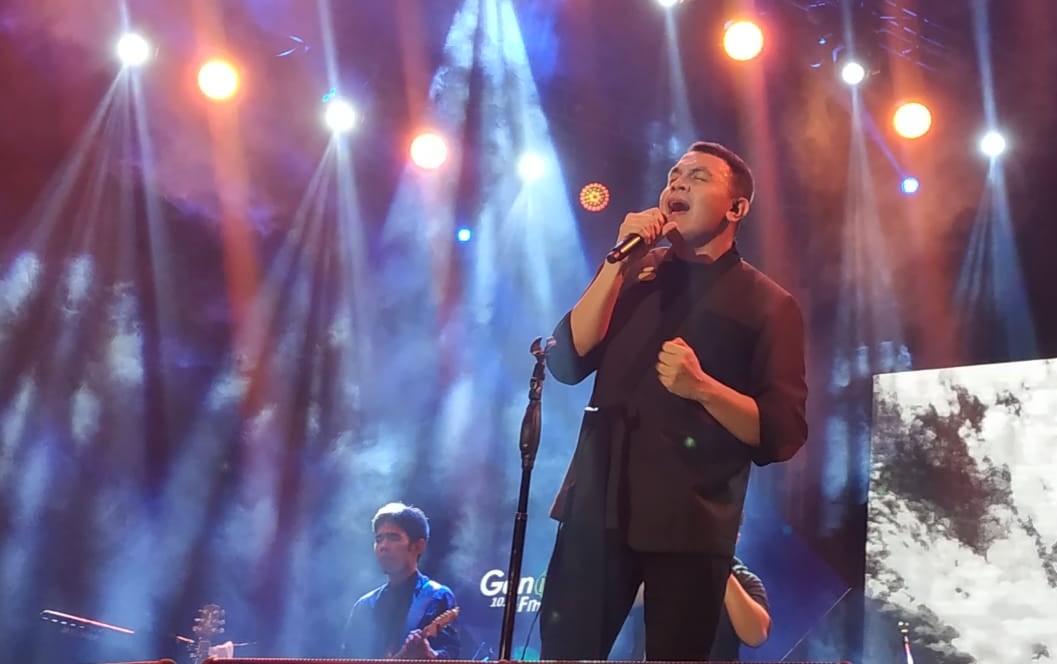 Tulus saat tampil di konser musik 'Jatim Fair' yang digelar di Grand City Mall, Minggu, 13 Oktober 2019. (Foto: Istimewa)