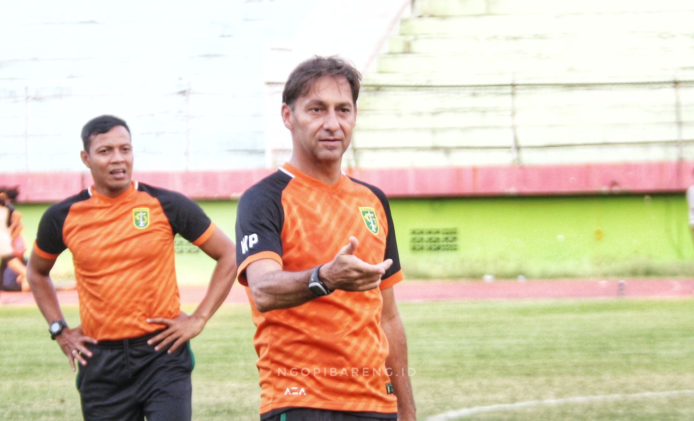 Pelatih Persebaya, Wolfgang Pikal saat memimpin latihan di Stadion Gelora Delta Sidoarjo. (Foto: Haris/ngopibareng.id)