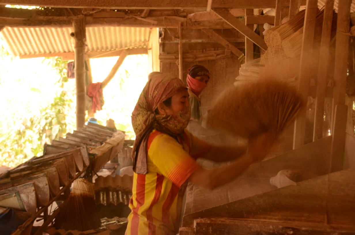 Salah satu pengrajin dupa di Desa Dalisodo, Kecamatan Wagir, Malang (Foto: Theo/ngopibareng.id)