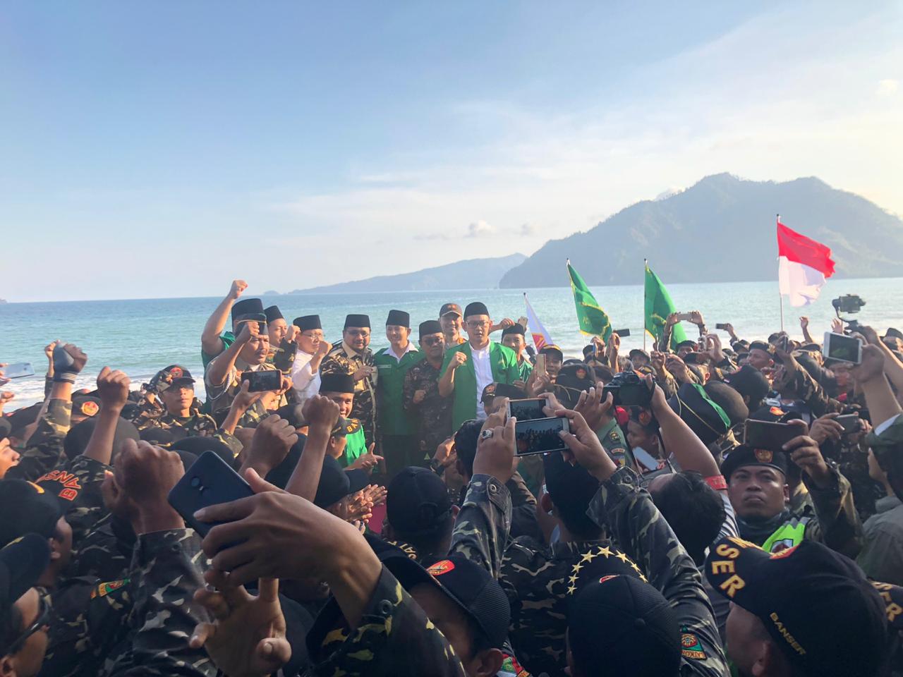 Kader Ansor dan Banser gelar kegiatan di Pantai Prigi Trenggalek. (Foto: im kusnin)