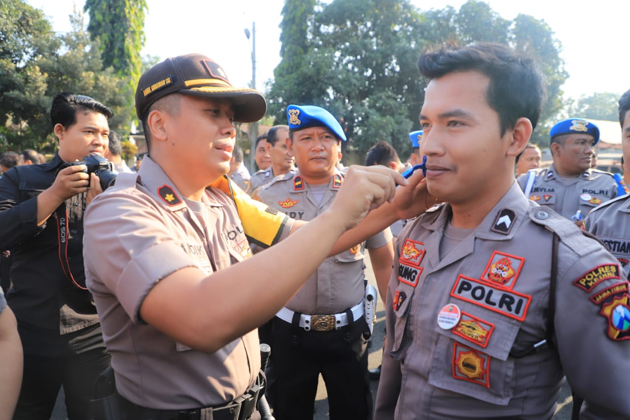 Kapolres dan Waka Polres Kediri  periksa kerapian anggotanya saat gelar apel pagi (Foto: istimewa) 