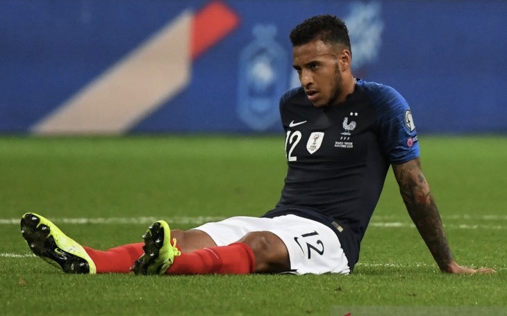 Gelandang Prancis Corentin Tolisso terduduk di lapangan pada akhir pertandingan Grup H kualifikasi Piala Eropa 2020 melawan Turki di Stade de France, St Denis. (Foto: Antara/AFP)