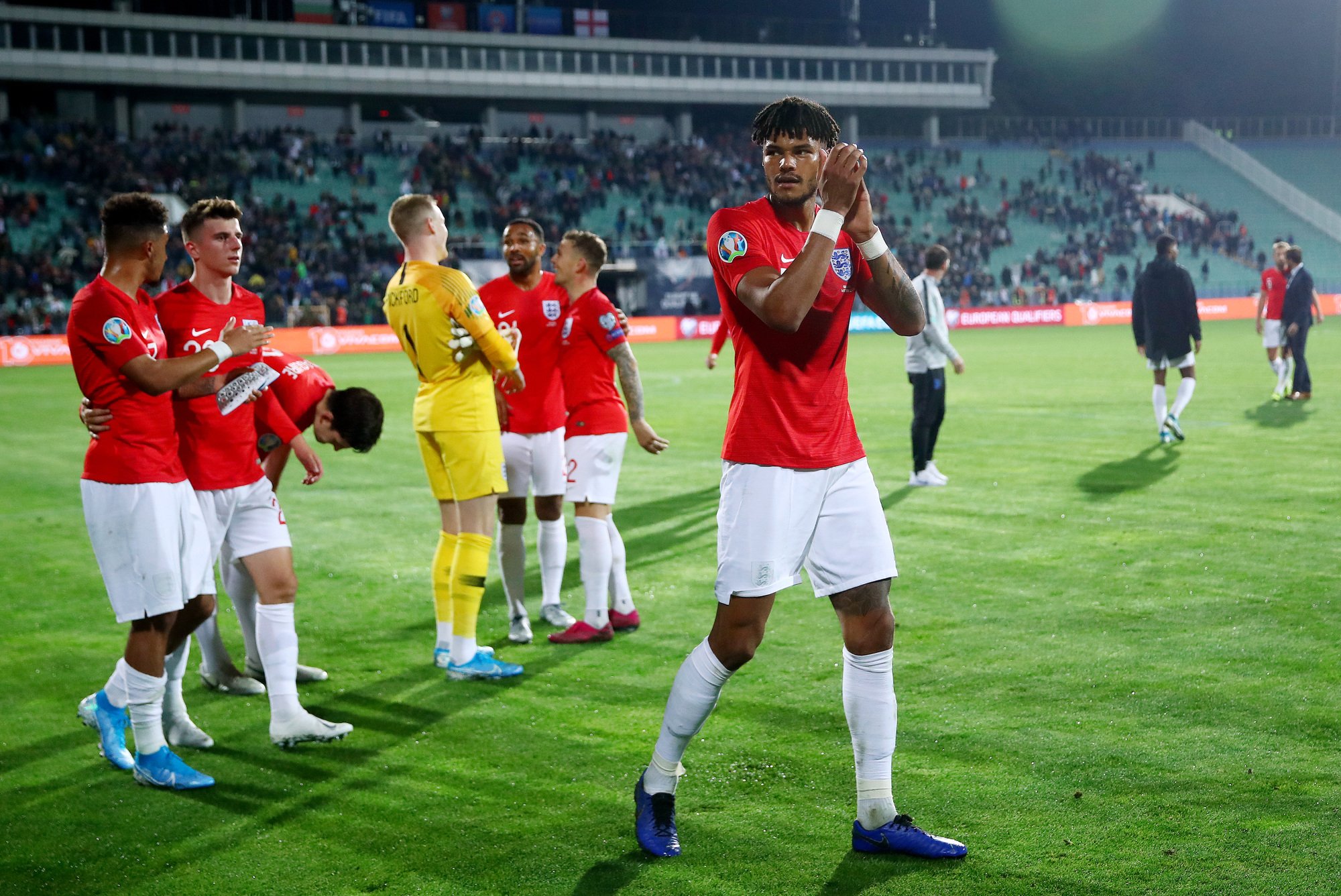 Tyrone Mings salah satu pemain Timnas Inggris yang mendapat perlakuan rasis dari suporter Bulgaria. (Foto: Twitter/@England)