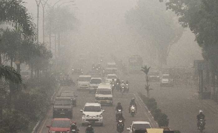 Asap pekat menyelimuti Kota Jambi. (Foto:Republika)