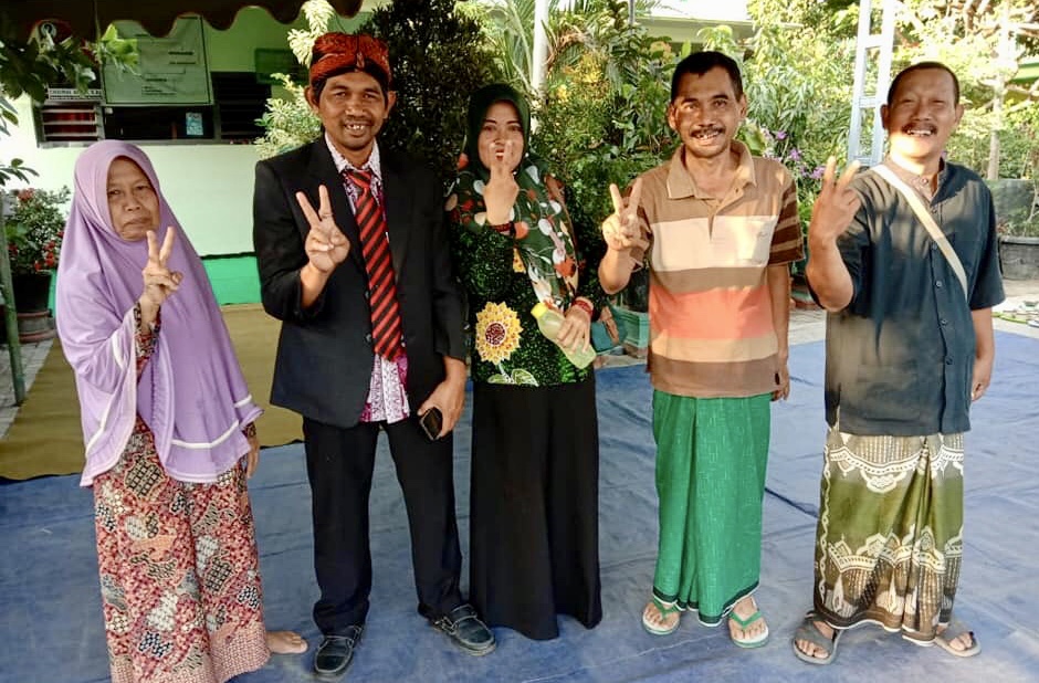 Lurah Choirul Anam bersama istri dan keluarganya saat hendak berangkat ke lokasi Pilkades. (Foto Baharudin)