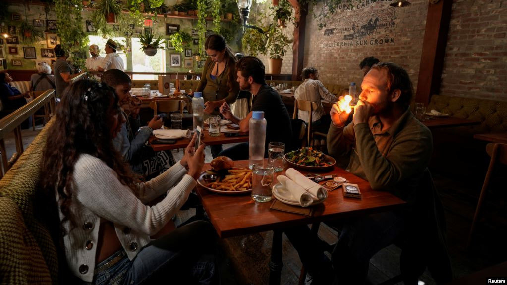 Para pengunjung di kafe ganja pertama yang baru saja dibuka di West Hollywood, Los Angeles, California (Foto: VOA).