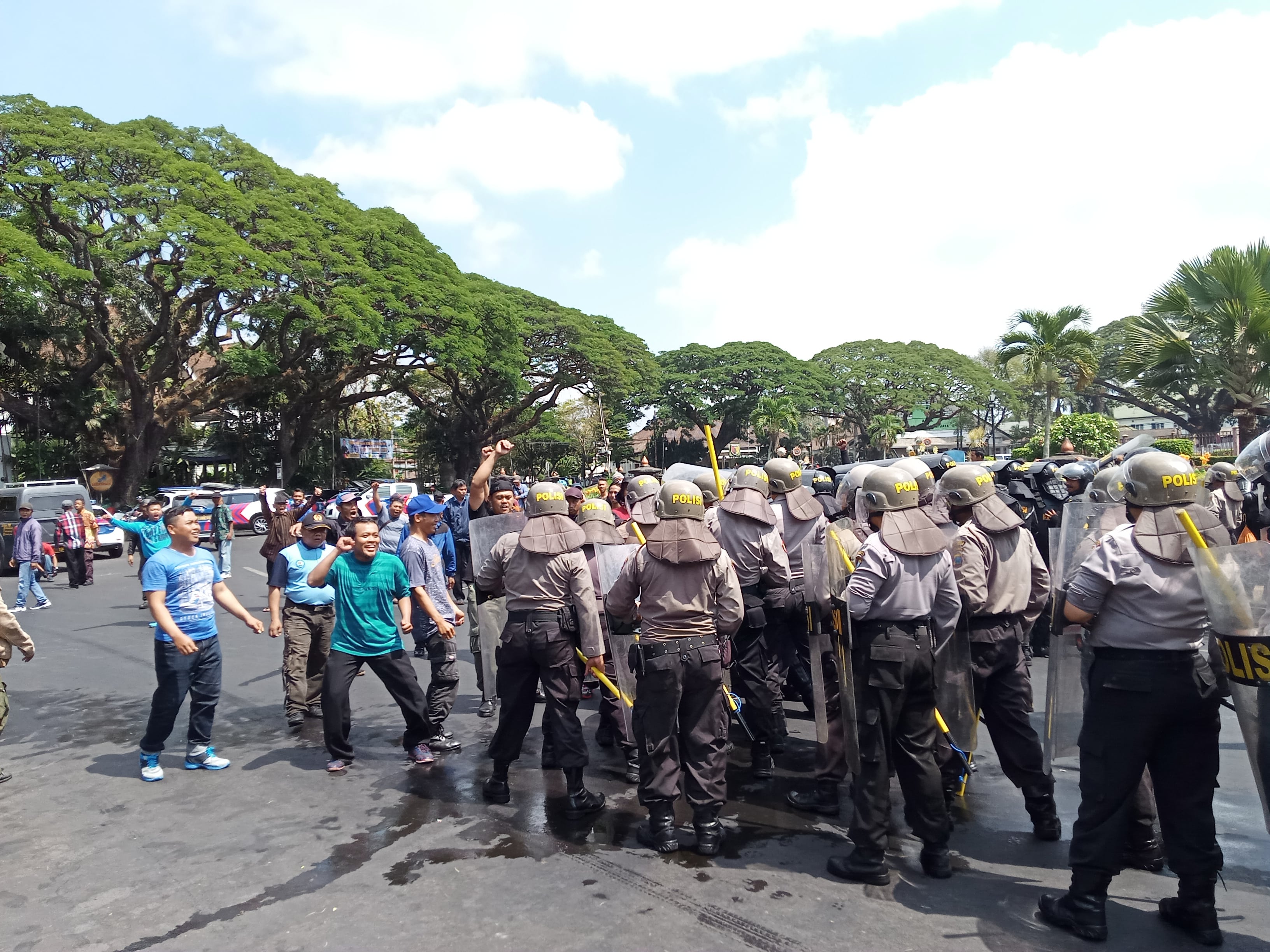 Proses simulasi pengamanan jelang pelantikan Presiden oleh anggota Polresta Malang di depan Balai Kota (Theo/ngopibareng.id)