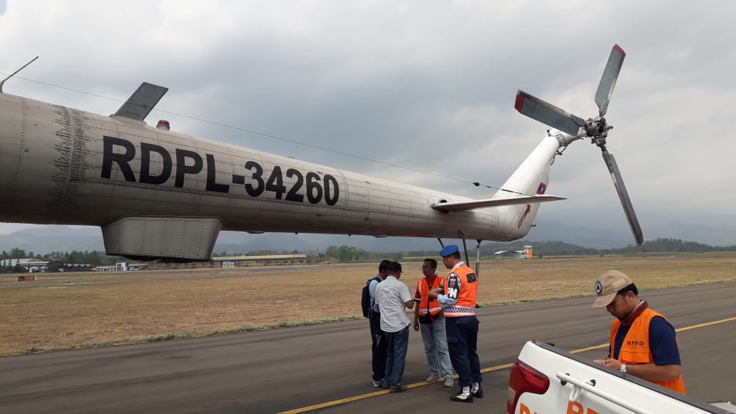 Heli water bombing saat mendarat di Bandara Abdulrahman Salech, Kabupaten Malang. (Foto: Istimewa)