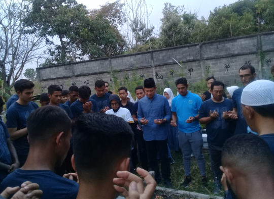 Elemen Persela turut mendoakan Choirul Huda. (Foto: Nasih/ngopibareng.id)