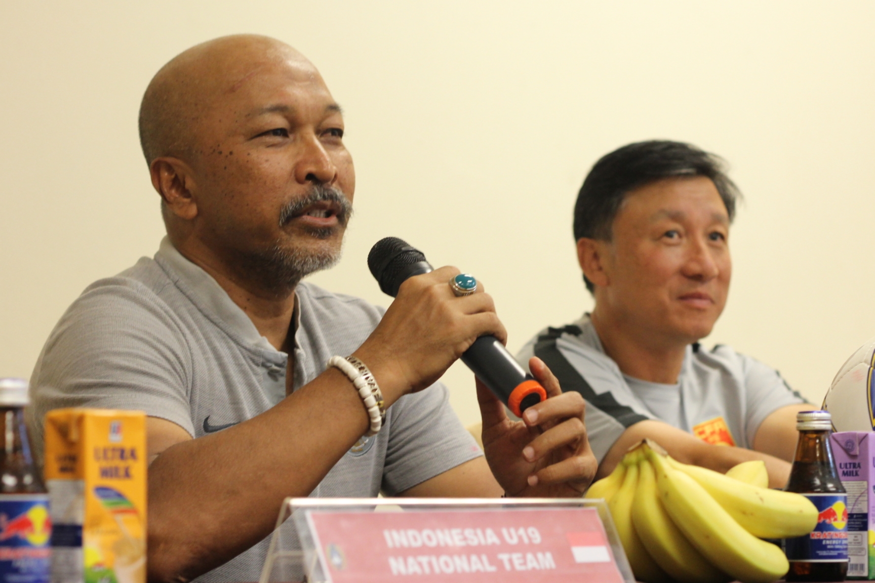 Pelatih Timnas Indonesia U-19, Fakhri Husaini (kiri) bersama Pelatih Timnas China U-19 Yaodong Cheng (kanan) dalam konferensi pers di Hotel Verwood, Surabaya, Rabu 16 Oktober 2019. (Foto: Fariz/ngopibareng.id)