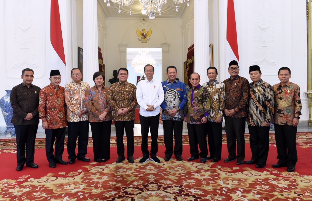 Presiden Joko Widodo dan jajaran pimpinan MPR RI di Istana Merdeka, Jakarta. (Foto: setpres/ngopibareng.id)
