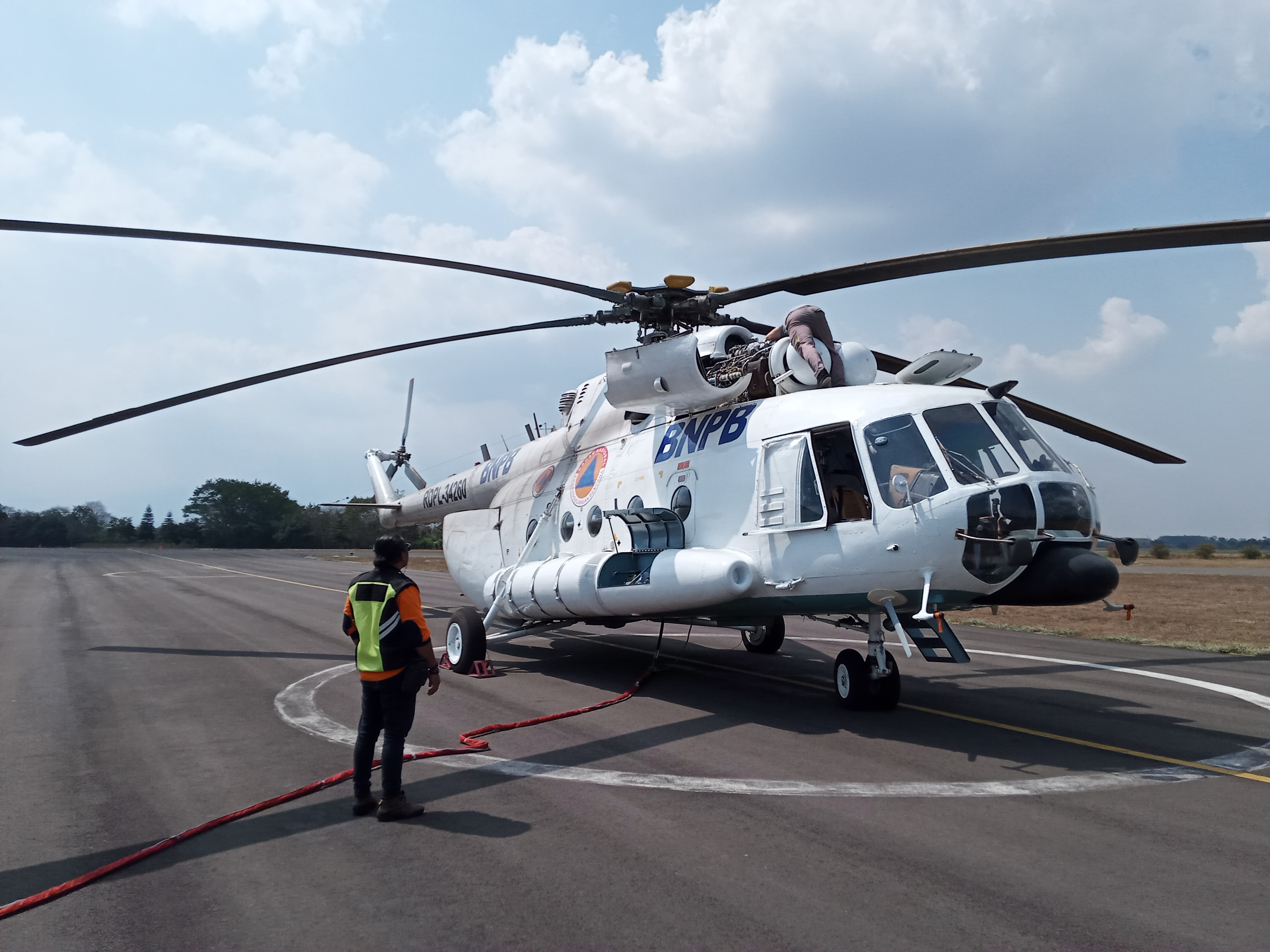 Heli Water Bombing tengah disiagakan di Lanud Abdulrachman Saleh untuk melakukan pemadaman kebakaran di Gunung Arjuno (Theo/ngopibareng.id)