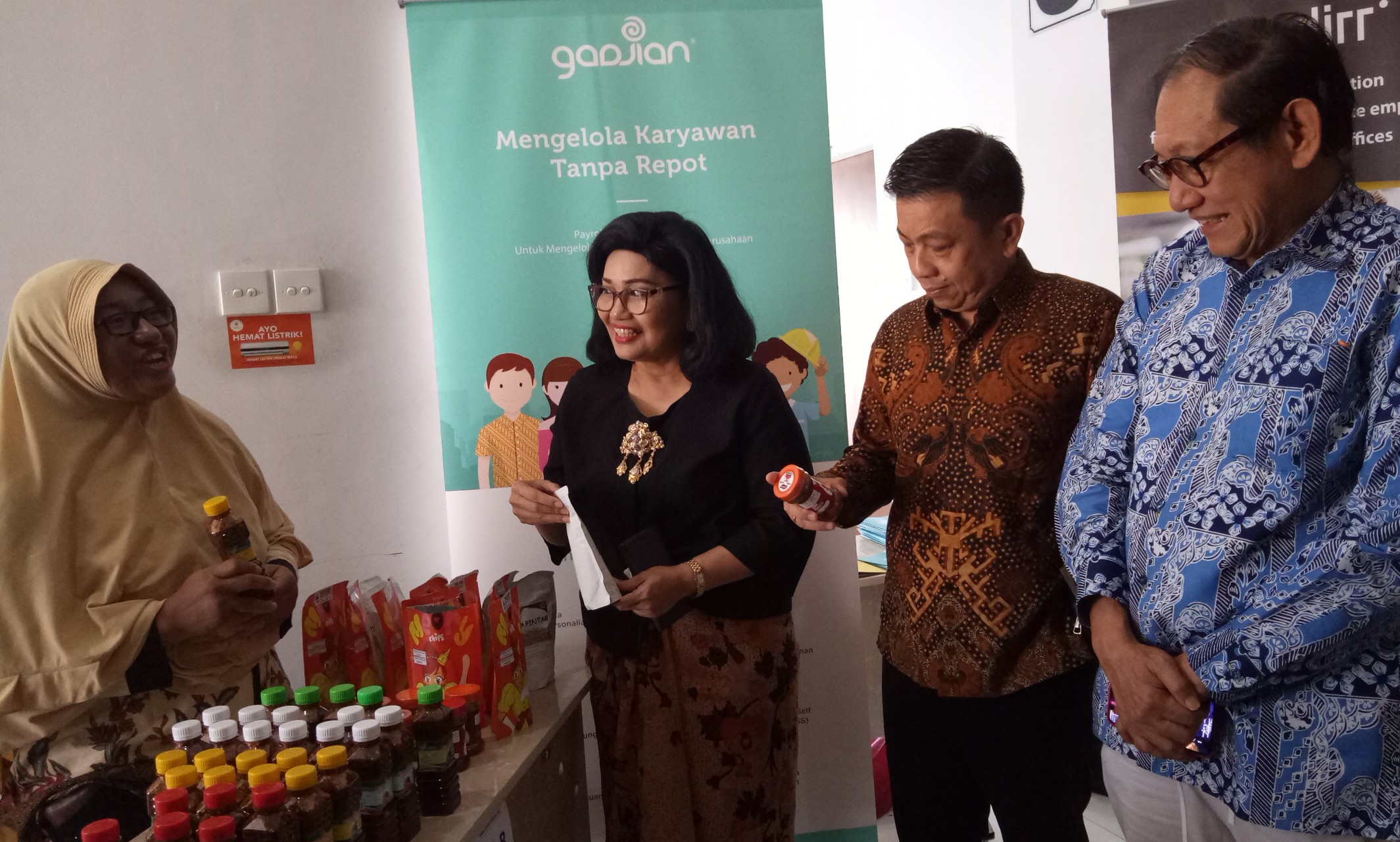 Deputi Bidang Produksi dan Pemasaran Kementerian Koperasi dan UKM Republik Indonesia Ir. Victoria Simanungkalit, MM (kiri nomor dua) bersama Rektor Ubaya, Benny Lianto saat melihat produk UMKM Jawa Timur. (Foto: Pita/ngopibareng.id)