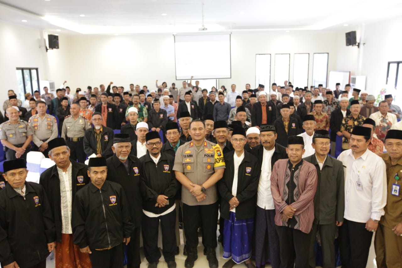 Kapolres Malang, AKBP Yade Setiawan Ujung berfoto bersama Da'i Kamtibmas dari unsur NU dan Muhammadiyah Malang. (Foto: Theo/ngopibareng.id)