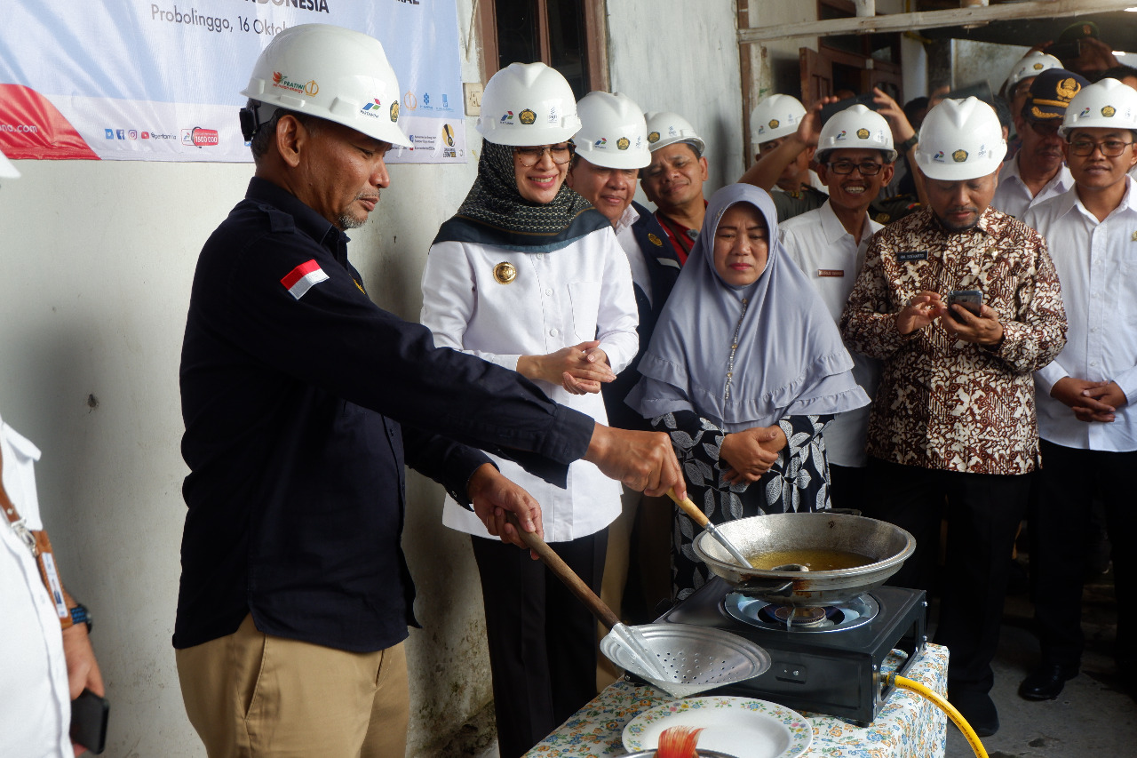 PLT DIRJEN Migas Kementerian ESDM, Djoko Siswanto (kiri) didampingi Bupati Puput Tantriana Sari mencoba kompor yang tersambung jargas. (Foto: Ikhsan/ngopibareng.id)