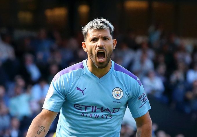 Sergio Aguero tidak terluka meski mobilnya mengalami kerusakan setelah terlibat kecelakaan. (Foto: Twitter/@City_Xtra)