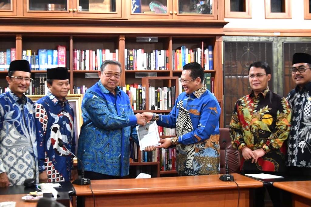 Presiden ke-6 RI Susilo Bambang Hudoyono saat menerima kunjungan para Pimpinan MPR di Cikeas Bogor, Rabu malam 16 Oktober 2019 malam. (Foto: Istimewa)