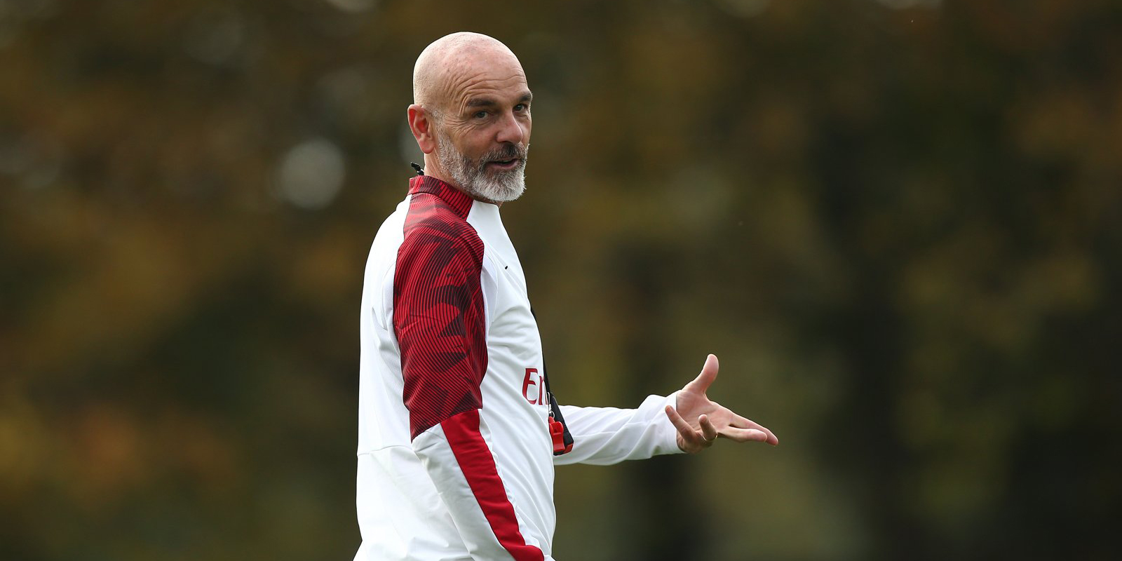 Stefano Pioli saat memimpin anak buahnya pada latihan persiapan pertandingan lawan Lecce. (Foto: Twitter/@acmilan)