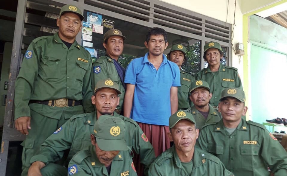 Lurah Choirul Anam (berkaos) bersama aparat desa di rumahnya usai kalah dalam pilkades. (Foto istimewa)