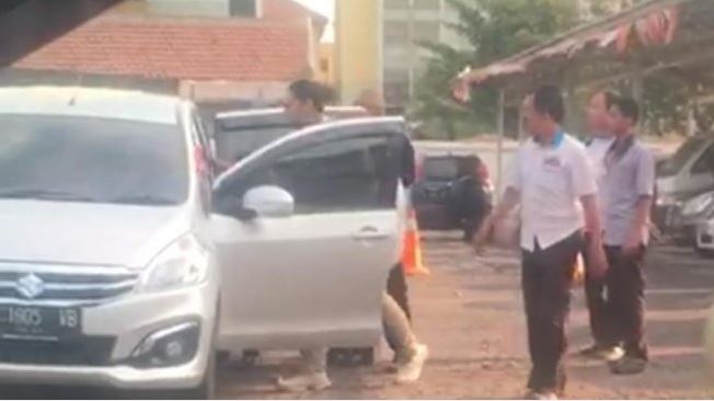 Foto penampakan Bangkit, pengusaha asal Malang saat diculik pelaku ke dalam mobil di Jalan Ahmad Yani, Surabaya (Dok Satreskrim Polrestabes Surabaya)