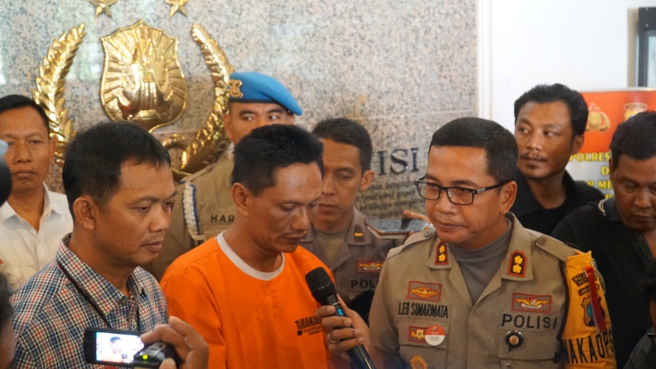 Maspuryanto pelaku pembakar istri memberikan keterangan kepada wartawan, saat rilis kasus di Polrestabes Surabaya, 17 Oktober 2019. (Foto: Faiq/ngopibareng.id)