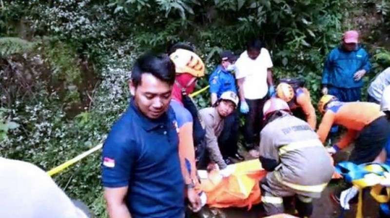 Jasad Bangkit Maknutu Dunirat ditemukan tewas penuh luka di Sungai Watu Ondo, Jembatan Cangar 1, Desa Sumberbrantas, Kecamatan Bumiaji, Kota Batu, Rabu 16 Oktober 2019. (Foto: Istimewa)