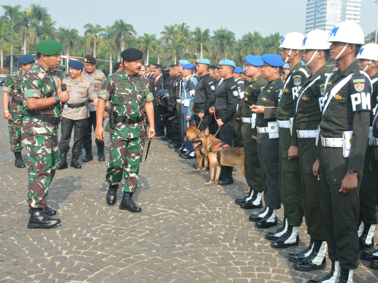 Panglima TNI Marsekal Hadi Tjahjanto dalam apel persiapan pengamanan pelantikan Presiden dan Wakil Presiden Joko Widodo (Jokowi)-Ma'ruf Amin di Monas. (Foto: Puspen TNI)