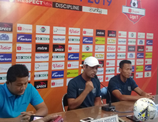 Pelatih Persela Nil Maizar dengan semangat dan sesumbar bisa raih kemenangan. (Foto: Nasih/ngopibareng.id)