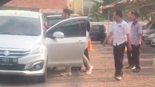 Tangkapan video dugaan penculikan korban di depan UMC Suzuki Jl A Yani Surabaya. (Foto: Dok Polrestabes)