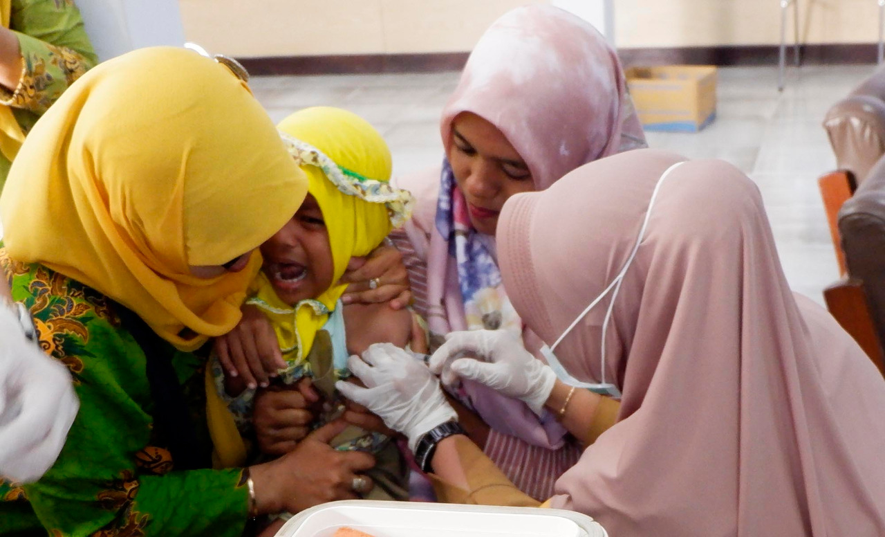 PEMERIKSAAN kesehatan anak secara rutin untuk mencegah agar tidak terkena stunting. (Foto: Ikhsan/ngopibareng.id)