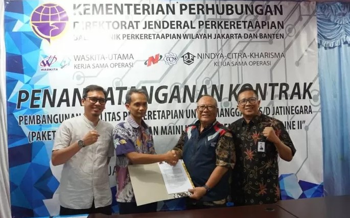 Penandatanganan kontrak pembangunan fasilitas perkeretaapian jalur Stasiun Manggarai sampai Jatinegara antara PT Waskita Karya (Persero) Tbk dan Ditjen Perkeretaapian Kementerian Perhubungan di Jakarta. (Foto: Dok PT Waskita Karya (Persero) Tbk)