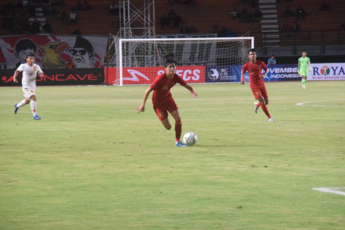 Para pemain Indonesia U-19 mengandalkan kecepatan untuk menaklukkan China U-19 dalam laga uji coba di Surabaya. (Foto: Haris/ngopibareng.id)