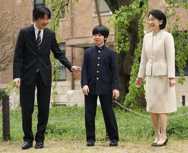 Pangeran Hisahito (tengah) bersama ayahnya,  Putra Mahkota Pangeran Akishino dan ibunya, Putri Kiko. (Foto:Reuters)