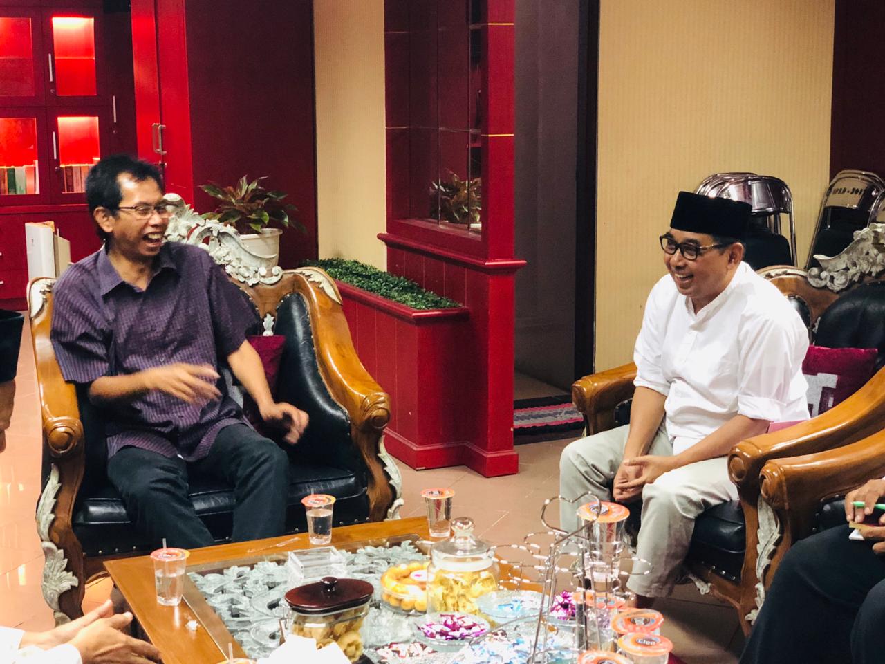 Gayeng, Ketua DPRD Kota Surabaya Adi Sutarwiyono dan Ketua DMI Surabaya Arif Afandi saat bertemu di ruang Ketua DPRD Surabaya, Jumat 18 Oktober 2019. (Foto: dok/ngopibareng.id)