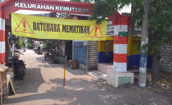 Banner menolak batubara di gapura Kampung Blandongan Kelurahan Kemutran, Kecamatan Gresik Kota. (Foto:anis/ngopibareng)