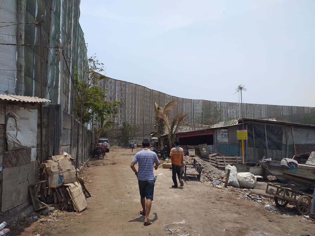 Pagar tinggi dengan jaring,  mengelilingi tempat bongkar muat batubara yang dikelola PT Gresik Jasatama, di Kelurahan Kemutran, Kecamatan Gresik Kota. (Foto:anis/ngopibareng)