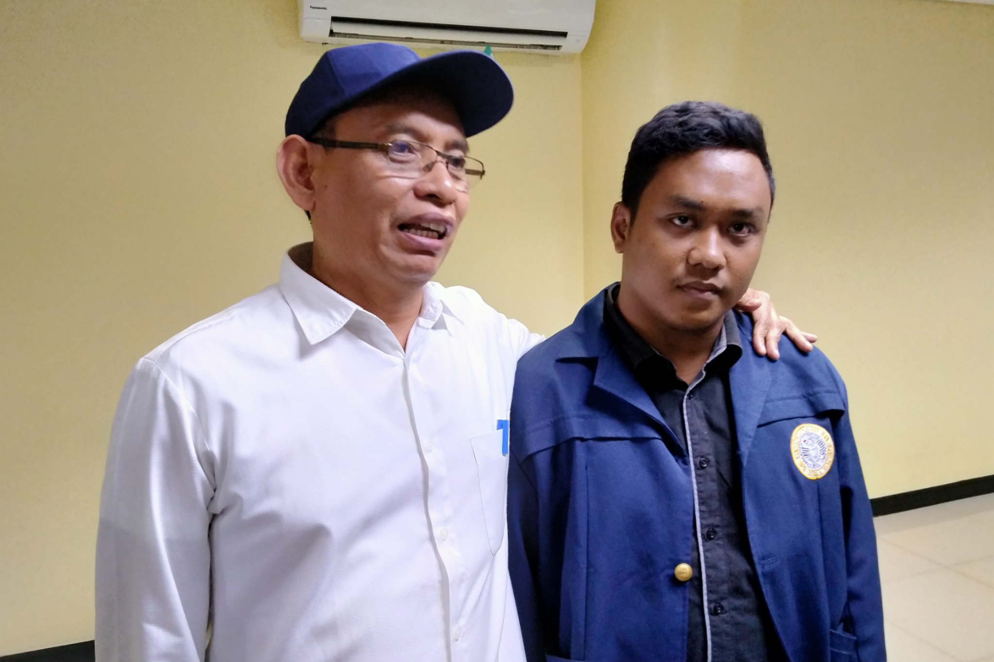 Rektor Unair, Prof Mohammad Nasih (kiri) bersama dengan Presiden BEM Unair, Agung Tri Putra. (Foto: Fariz/ngopibareng.id)